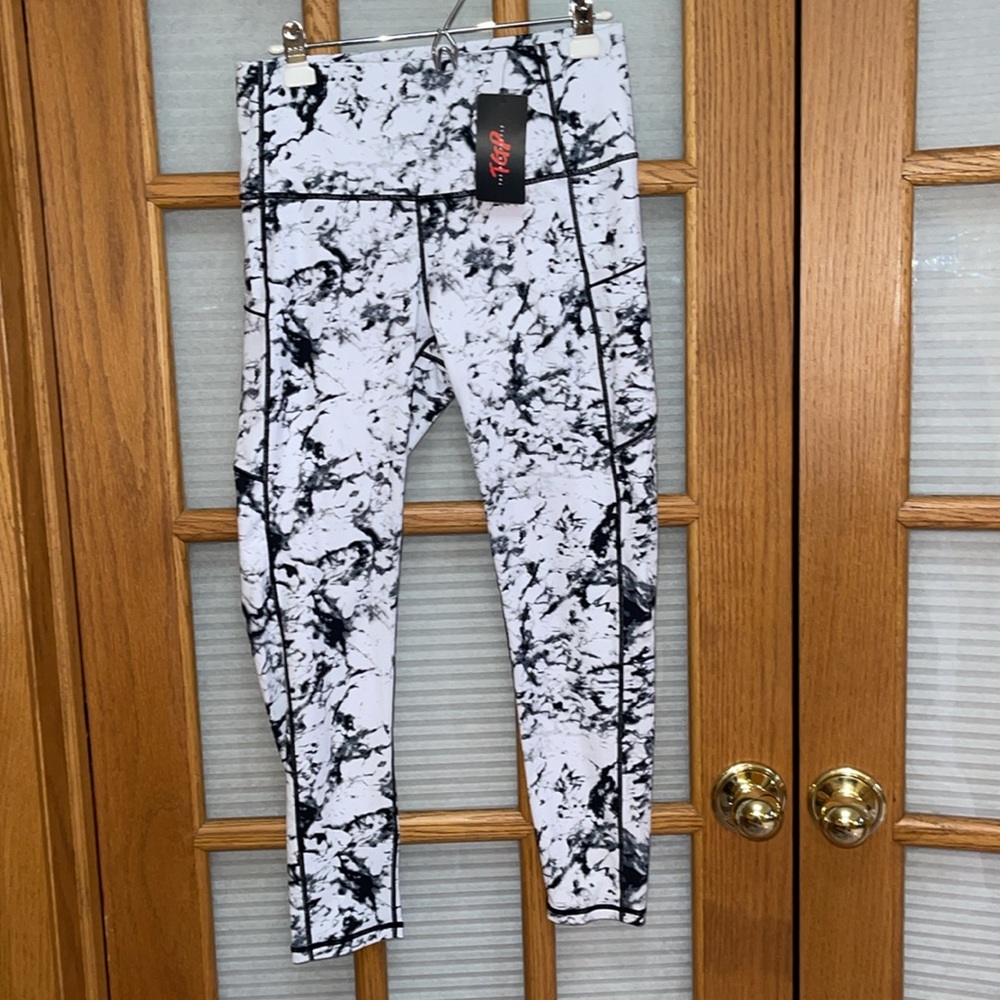 High-Rise Marble-Print Leggings in White & Black - Stylish Activewear